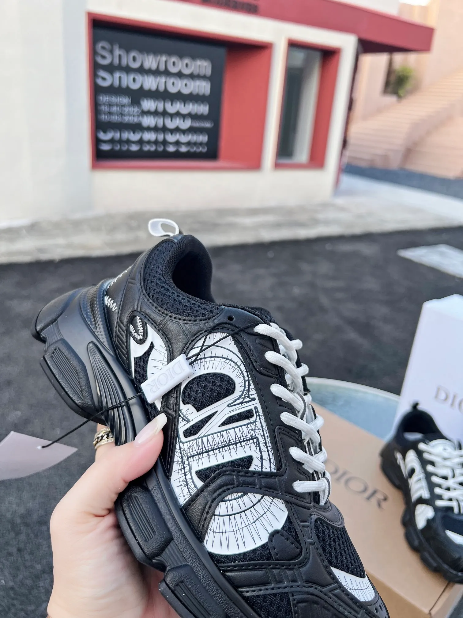 👟👟Ex-factory price 600👟👟 High version couple model🍸 Dior Dior | 2024 ˢˢDilraba, many stars have the same style. L’s 2024 spring and summer new products. The latest popular Chrono series, thick-soled mesh color-blocking running shoes, dad shoes, casual sports shoes series〰 Original purchase, development and production👍🏻This Dior Chrono sneaker is made of white and black mesh fabric with leather effect panels. The CD logo on both sides, the star patch on the tongue and the Dior logo on the heel, many details highlight the style. The two-tone laces, lightweight sole and star embellishment allow for a casual look all year round, complementing a variety of casual or elegant pieces. ♺Upper: Original imported first-layer cowhide + mesh ♺Inner lining: Original customized breathable lining ♺Outsole: Original molded EVA super light and super soft outsole ♺Heel height: 4.5cm ♺Size: Female 35-41 Male 39-45 (Female 40.41 Male 45 customized)